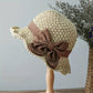 Fransk stil med rosett 👒 — Andningsbar vävd design, bred vågig brätte, solskydd och ansiktsminskande effekt. Justerbar passform (blåser inte bort!), vikbar och packbar 🌊
