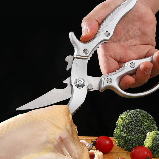 Multifunktionell kökssax 🍗 Ett blad, flera användningsområden: fiskfjällare + valnötssax + flasköppnare. Räfflade kanter för ett halkfritt grepp. Har ett säkerhetslås för att förhindra skärsår. ✂️
