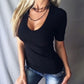Dam topp med djup V-ringning och slim fit