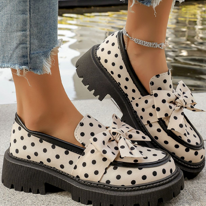 👞 50% RABATT! ⏰ Damloafers med platt sula, prickigt mönster & rosett – Bekväma, söta & perfekta för vardag och kontor 🎀