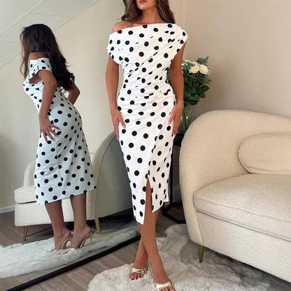 👗 TIDSBEGRÄNSAT 50% RABATT! ✨ Vit & Svart Prickig Asymmetrisk Klänning – Off-Shoulder, Rynkad Överdel, Sidoslits 🌸