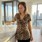 Topp för dam med leopardmönster och tvistad front
