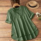 👚 50% RABATT NU! 🌿 Avslappnad V-ringad Blus – Uppvikta Ärmar & Sidoslits – Lätt & Ledig för Sommaren ☀️