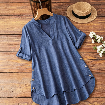 👚 50% RABATT NU! 🌿 Avslappnad V-ringad Blus – Uppvikta Ärmar & Sidoslits – Lätt & Ledig för Sommaren ☀️