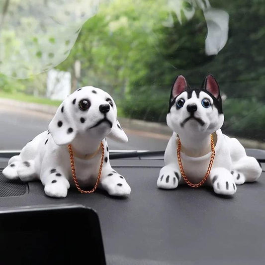 🎉 Rea 2026 — Över 12 000 Sålda! 🐶 Söt Hund Bobblehead – Nickar med Varje Kurva – 10 Raser, Mjuk Plysch, Guldkedja – Sprider Glädje på Varje Resa 🚗