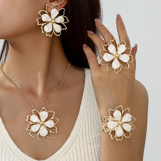 ⏳🔥TIDSBEGRÄNSAD 50% RABATT! ⏰🍀Elegant Dubbellagrat Ihåligt Blomsmycke✨